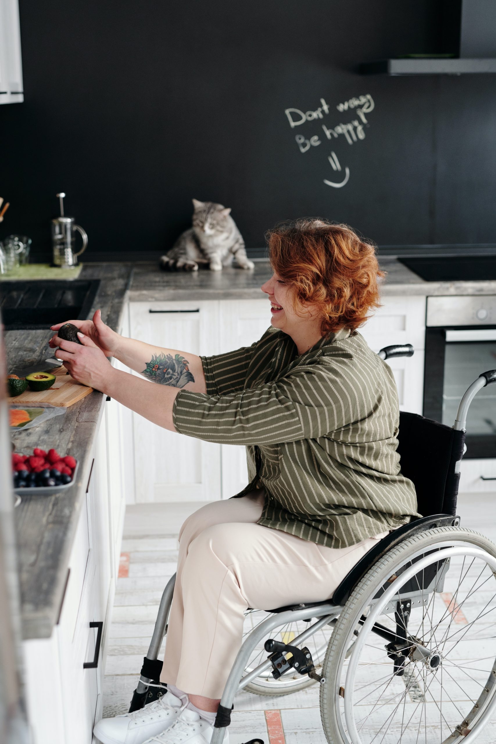 Mujer en silla de ruedas cocinando