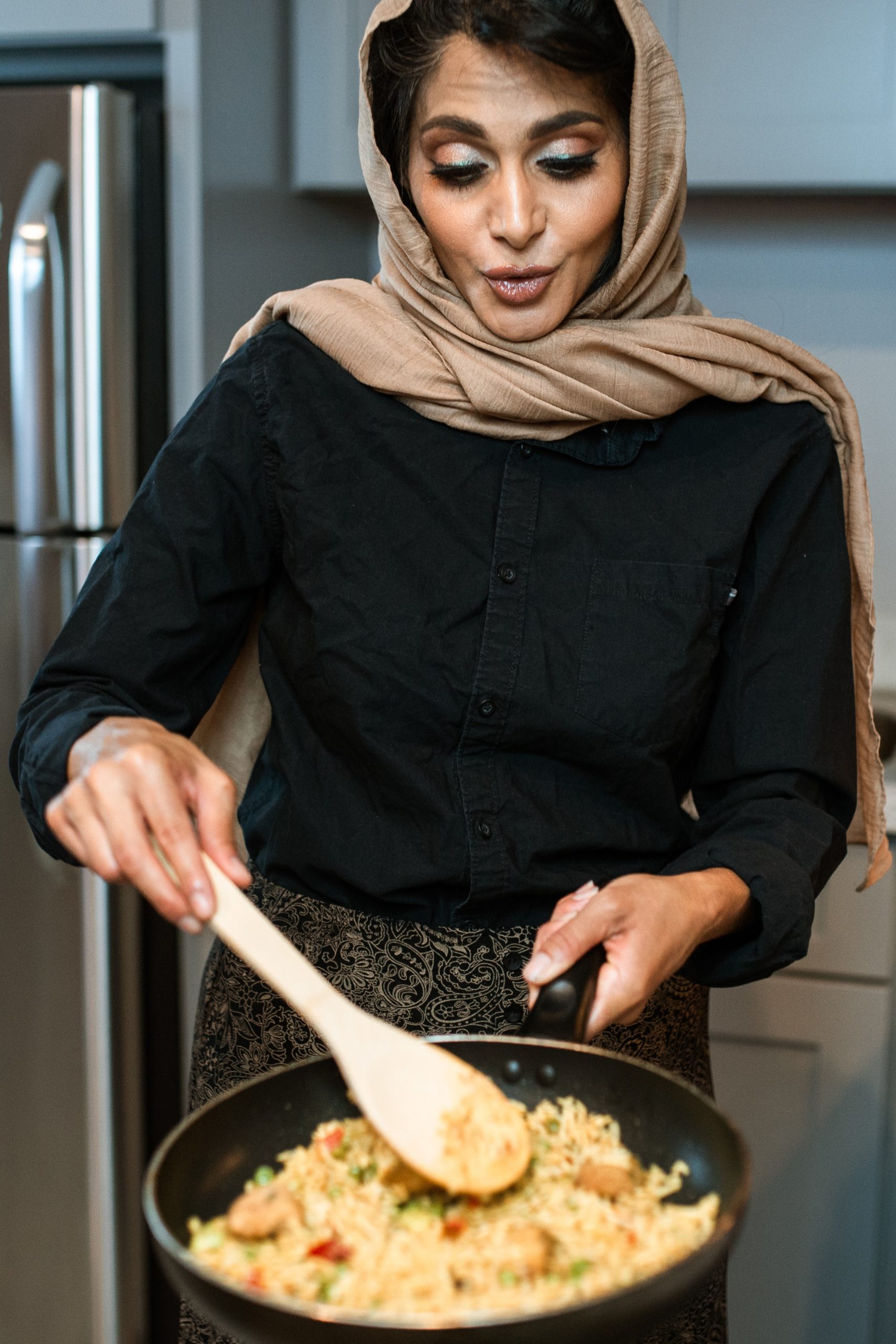 Mujer con pañuelo cocinando